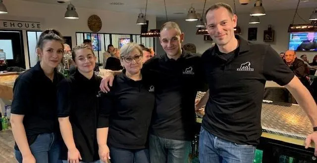 photo  l’équipe du warehouse pub presque au complet : il ne manque qu’un cuisinier, absent sur cette photo.  &copy;  le maine libre 