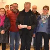 photo le maire et les élus (au premier plan) avec les habitants présents à la cérémonie des vœux.