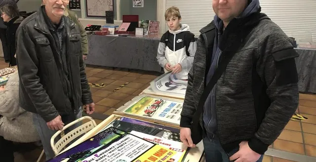 photo  le mans, samedi 4 février 2023. michel lesaint, ici en discussion avec damien et hugo, fans et passionnés des 24 heures du mans, qui ont acheté de vieux billets et des affiches de la course mythique.  &copy;  le maine libre 