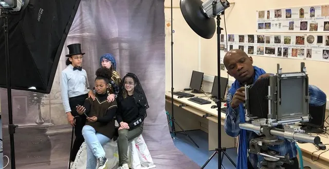 photo  jonas missaye a repris un fond utilisé par joseph malicot pour faire poser les élèves du collège reverdy et les initier à la photographie.  &copy;  ouest-france 