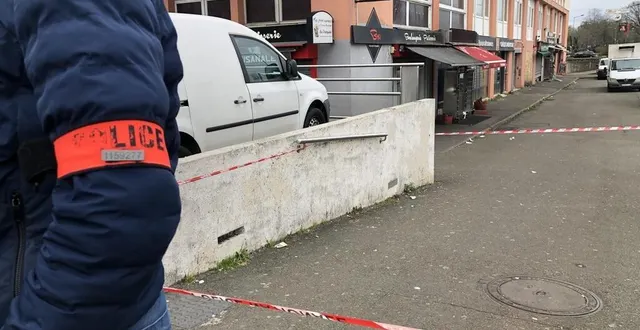 photo  des coups de feu ont été tirés ce samedi 4 février 2023 en pleine journée, place du marché aux sablons, à côté des commerces. la zone était ensuite protégée par les policiers.  &copy;  le maine libre 