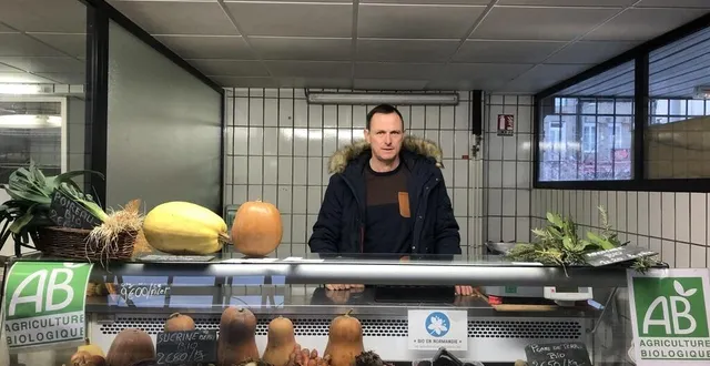 photo  pour la journée assiette en scène, sébastien villette, maraîcher bio, basé à saint-hilaire-de-briouze, a installé son stand au marché couvert de flers, dans l’orne, le dimanche 5 février.  &copy;  ouest-france 