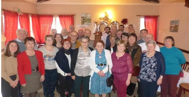 photo  suzanne deshayes (au centre) entourée de sa famille pour son repas d’anniversaire.  &copy;  le maine libre 
