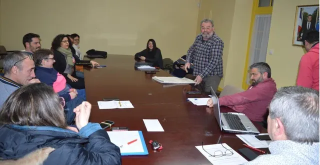 photo  les conseillers autour du maire jean-yves denis.  &copy;  le maine libre 