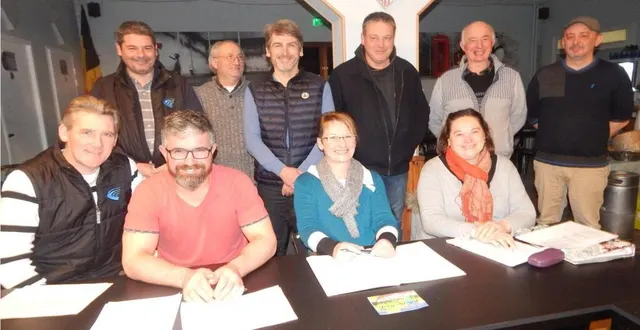 photo  les bénévoles de l’association commerciale d’aubigné-racan, avec le maire nicolas mourier et arnaud henry conseiller municipal.  &copy;  le maine libre 