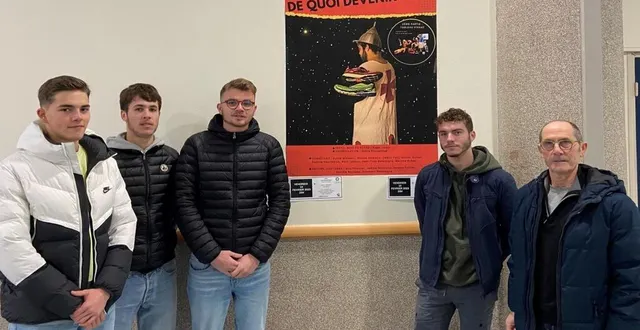 photo  lénaïk adeline, hugo leroy, antonin lhote et arthur marchand, en compagnie de roger leroy pour présenter cette pièce de théâtre.  &copy;  ouest-france 