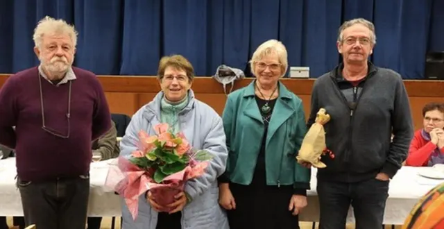 photo  bernadette chevée (à droite) a laissé la présidence du club des loisirs à jean christophe navellou.  &copy;  ouest-france 