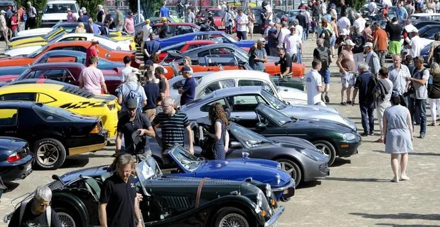 photo  le vendredi avant la course, saint-saturnin est l’endroit où il faut être pour admirer de superbes voitures avec le classic british welcome.  &copy;  archives le maine libre – yvon loué 