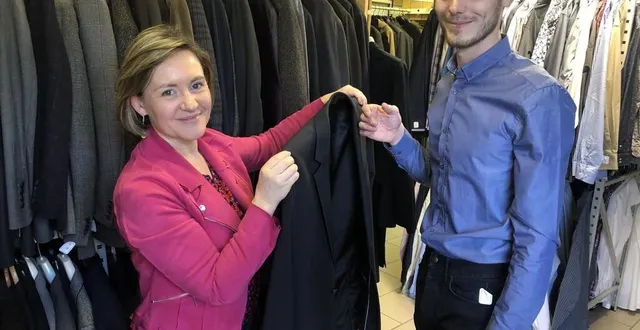 photo  sandrine le corre, responsable communication chez leblanc illuminations, est mise à disposition plusieurs jours par an par son employeur, pour intervenir auprès ?des bénévoles et des bénéficiaires de la cravate solidaire (comme ici avec marvin, un jeune demandeur d’emploi).  &copy;  photo le maine libre 