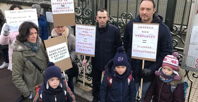 photo  des parents d’élèves ont affiché leur colère sur des pancartes et bloqué symboliquement pendant une dizaine de minutes l’entrée des enfants à l’école gilles-ménage, ce lundi 6 février 2023.  &copy;  ouest-france 