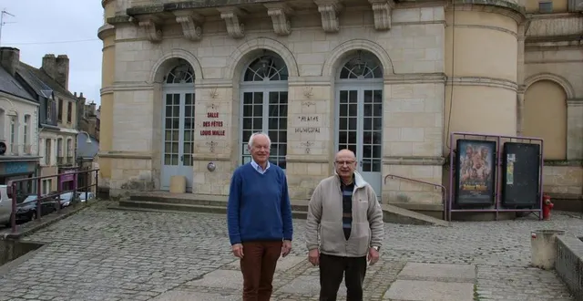 photo  devant la salle louis-malle, à mamers (sarthe), jean-michel étienne, grand maistre, et michel castel, grand chancelier.  &copy;  ouest-france 