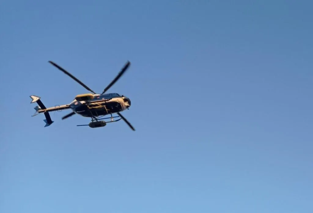 EN IMAGES. Que fait cet hélicoptère à basse altitude audessus de Nantes ? La