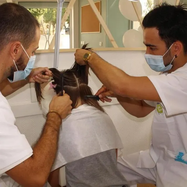 photo après l’aspirateur et le passage au peigne fin, au salon kids poux du mans, place à la vérification mèche par mèche, pour éliminer les dernières lentes.  ©  archives le maine libre