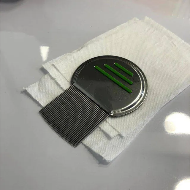 photo le passage du peigne cranté est une étape indispensable pour se débarrasser des poux.  ©  archives le courrier de l’ouest