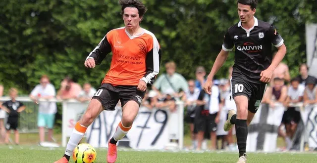 photo  lenny jouneau (à gauche) et les airvaudais, ici lors de leur dernier match de la saison 2021-2022, en quart de finale de coupe deux-sèvres contre avenir 79, ont manqué la montée en régional 3 de peu.  &copy;  co – benoit felace 