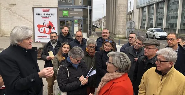 photo  la visite des quartiers miroir et novaxis a débuté sur le parvis de la gare sud.  &copy;  le maine libre 