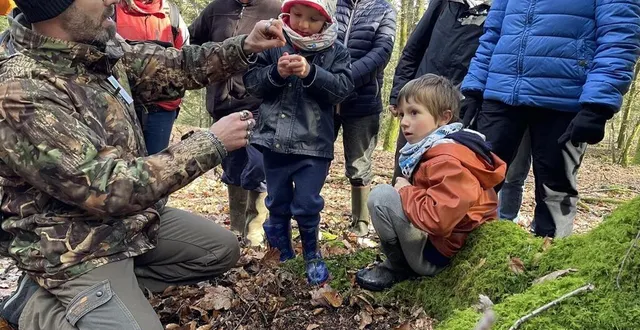 photo  membre de l’association découverte de la nature (adn), stéphane bouet a guidé 45 personnes à la recherche de traces d’animaux, dimanche 5 février 2023, en forêt d’écouves.  &copy;  ouest-france 
