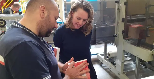 photo  christophe merlault, coordinateur qualité chez brodard et taupin, et aurélie valognes pendant la fabrication de son dernier roman « l’envol » à la flèche, le lundi 6 février 2023.  &copy;  le maine libre 