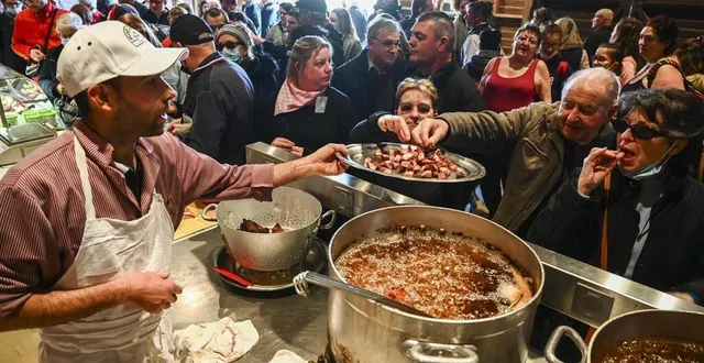 photo  la fête du cochon et des rillettes ouvrira le bal des grandes fêtes de l’arche de la nature le dimanche 19 mars.  &copy;  archives le maine libre – denis lambert 
