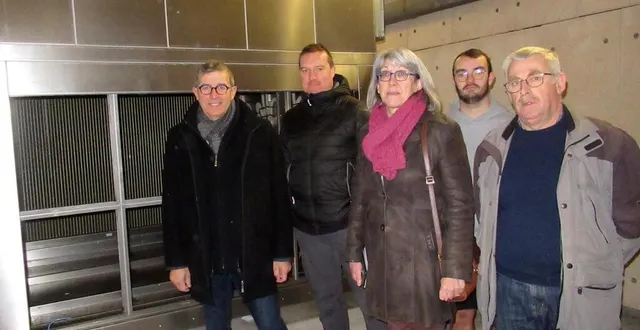 photo  lors de la visite des travaux pour la centrale de traitement d’air à partir de la gauche michel leroyer maire de la ferté-macé, nicolas landais responsable technique, claudine bellenger présidente de la cdc, gabin coueffé maître nageur et pierre correyeur vice-président de la cdc.  &copy;  ouest-france 
