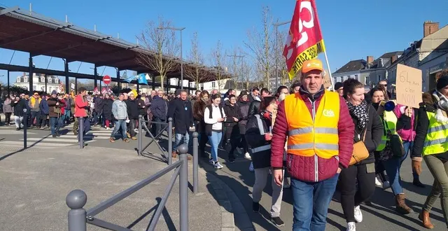 photo  le départ de la manifestation place de l’hôtel-de-ville.  &copy;  le maine libre 