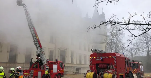 photo  samedi, vers 8 h 30, une dizaine de véhicules et une trentaine de pompiers volontaires provenant de six centres de secours sont intervenus au château. un incendie s’était déclaré dans une chambre au premier étage et propagé aux pièces voisines. le sauvetage de deux victimes a été opéré. des œuvres d’art ont également été mises en protection par une équipe spécialisée, sous le contrôle de la gendarmerie. l’exercice était organisé par le groupement nord segré, sous la direction du capitaine guillaume triboulloy, adjoint au chef de groupement nord et chef de centre de segré.  &copy;  denis alus 