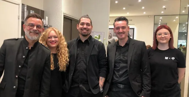 photo  jérôme ponthieu et gaëtan guégan, entouré d’une partie de leur équipe.  &copy;  le maine libre 