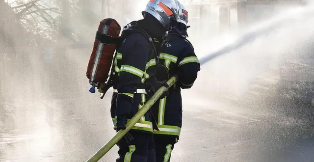 photo  un bâtiment agricole de 500 m² a été touché par un incendie en pleine nuit, à 4 h 20 mercredi 8 février 2023 à bernay-neuvy-en-champagne, au nord du mans (sarthe).  &copy;  archives ouest-france 