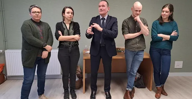 photo  de gauche à droite : élisabeth moussay, vice-présidente communautaire; la docteure mélanie faivre; emmanuel franco président val de sarthe; les docteurs nathan masurier et blandine gorisse.  &copy;  ouest-france 