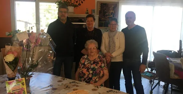 photo  marthe grignon, entourée de philippe biaud, maire, de ses deux filles ainsi que de son gendre.  &copy;  ouest-france 