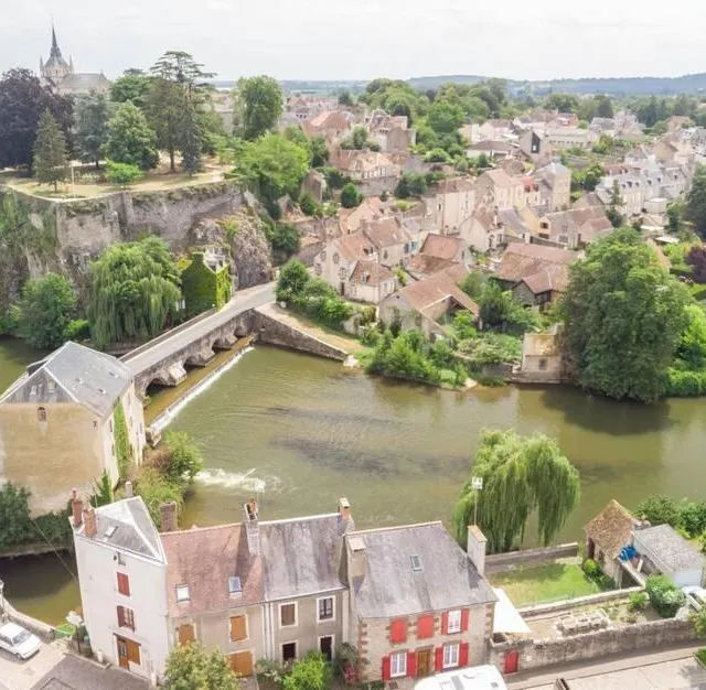 photo fresnay-sur-sarthe, citée fortifiée aux portes des alpes mancelles.  ©  archives ouest-france