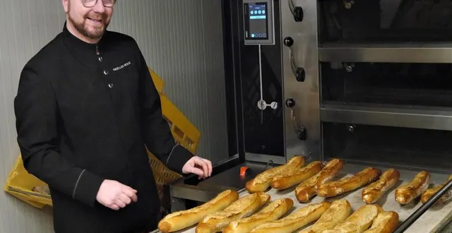 photo  nicolas chastellier devant une des fournées de la journée  &copy;  ouest-france 