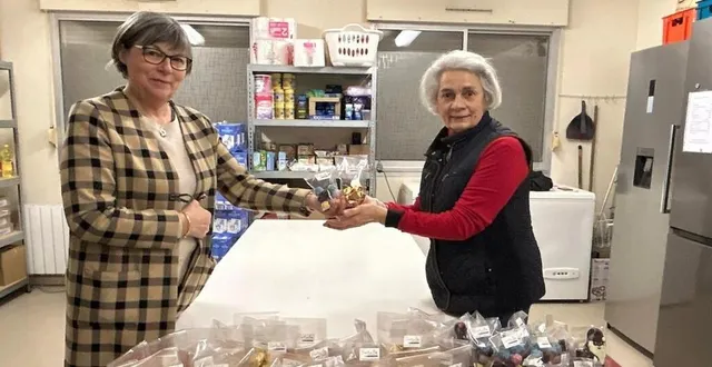 photo  martine georget et marie-christine lakos ont réceptionné les douceurs, offertes par la chocolaterie bataille et le fonds territorial du perche.  &copy;  @val-au-perche 