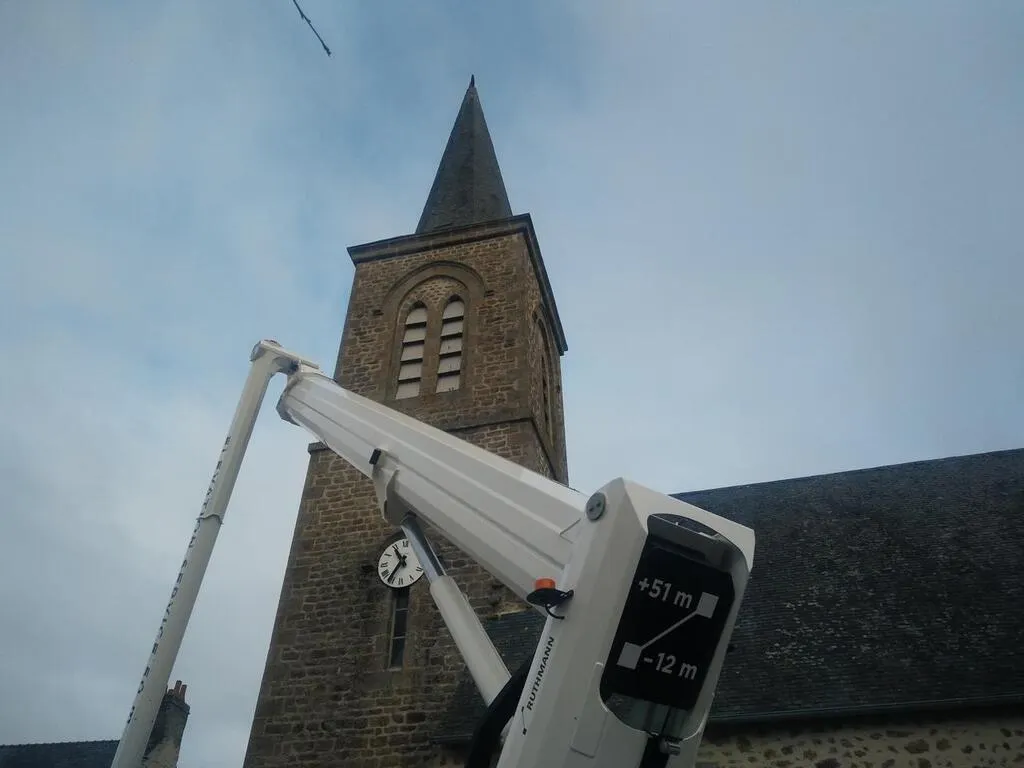 SaintFraimbaultdePrières. Girouette et paratonnerre ont déserté l