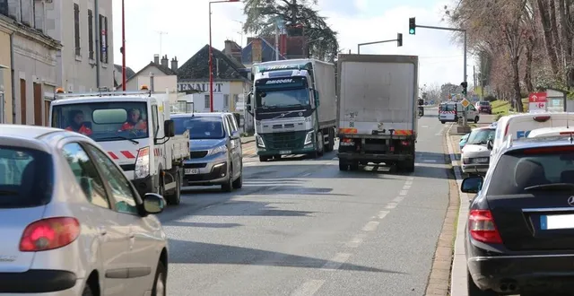 photo  dans le bourg de clermont-créans, le trafic est très dense et le passage des camions est source de nuisances sonores pour les riverains.  &copy;  ouest-france 