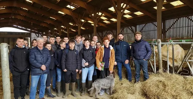 photo  les élèves de bernay-en-champagne reçus par les éleveurs de la route de la viande bovine  &copy;  le maine libre 