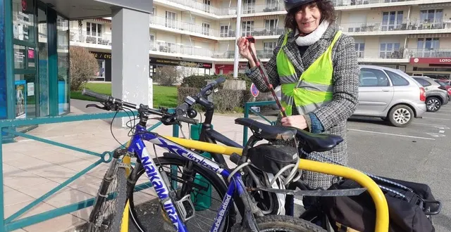 photo  martine hurel, de l’association aime, accroche son vélo sur l’unique arceau installé zone commerciale du maine.  &copy;  le maine libre 