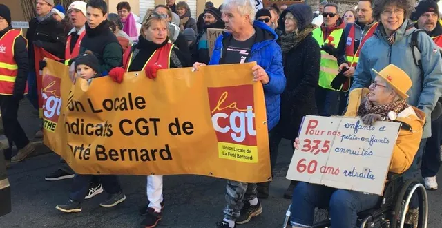 photo  la cgt, cette fois-ci en l'absence de force ouvrière et de la cfdt, emmenait le cortège dans les rues de la ferté-bernard.  &copy;  le maine libre 