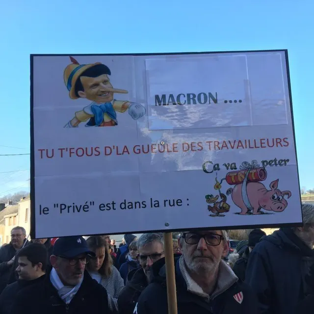 photo une pancarte de la manifestation de la ferté-bernard.  ©  photo le maine libre