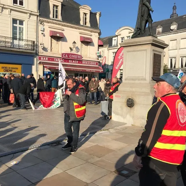 photo place henri-iv à la flèche, 300 personnes sont rassemblées ce samedi contre la réforme des retraites.  ©  photo le maine libre