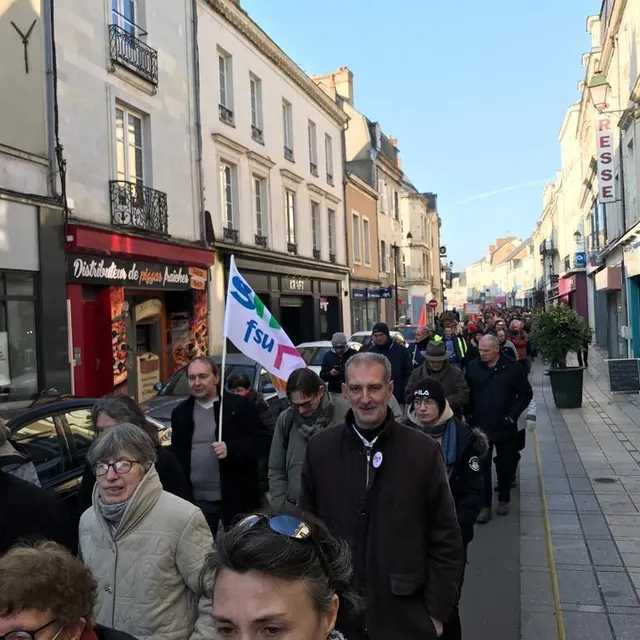 photo les manifestants de la flèche partent défiler dans les rues de la ville, en empruntant la grande-rue.  ©  photo le maine libre