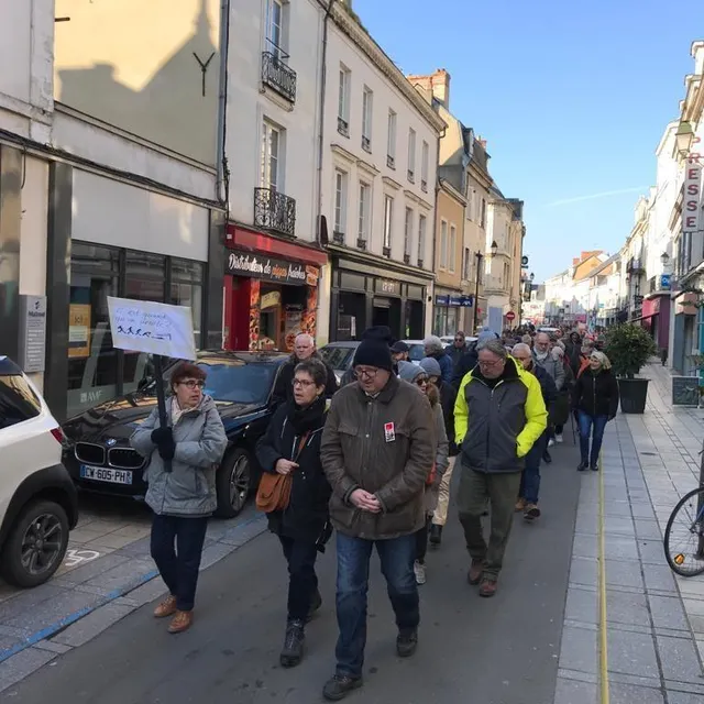 photo les manifestants de la flèche partent défiler dans les rues de la ville, en empruntant la grande-rue.  ©  photo le maine libre