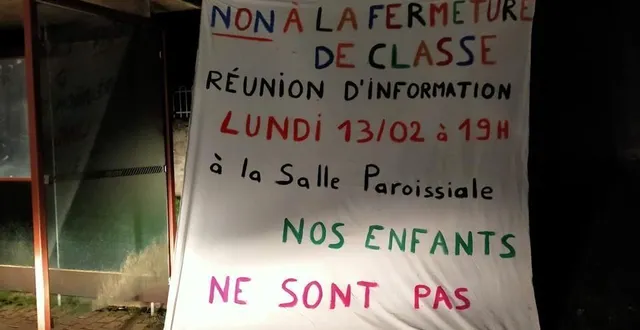 photo  banderole de manifestation placée devant l’école d mots tordus de la ferrière-aux-etangs par les parents d’élèves, jeudi 9 février 2023  &copy;  ouest-france 