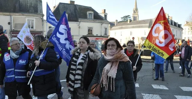 photo  anita, (à dr.) et sa fille katlyne, 17 ans, lycéenne, manifestent pour la quatrième fois.  &copy;  le maine libre 
