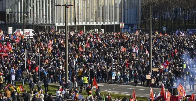 photo  la place des jacobins, noire de monde à l’arrivée de la manif.  &copy;  photo le maine libre denis lambert 