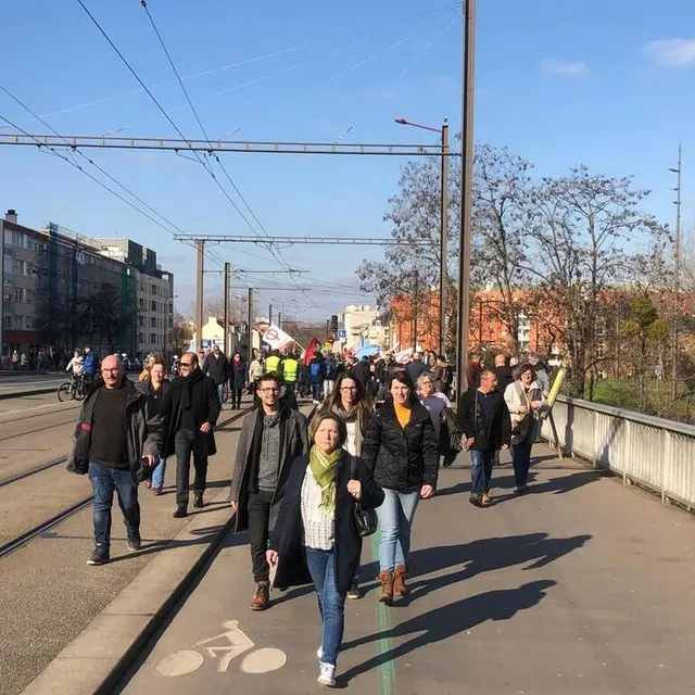photo le cortège est rejoint progressivement pas les manifestants qui n’avaient pas eu le temps de se rendre place henri-vaillant.  ©  photo le maine libre