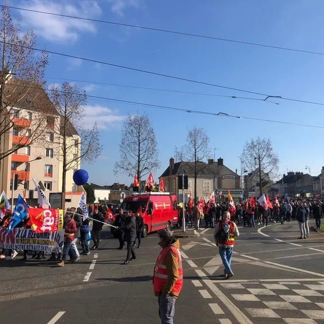 photo la manifestation se dirige vers l’avenue jaurès.  ©  photo le maine libre