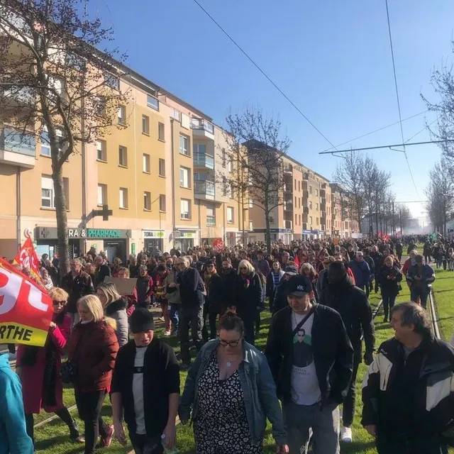 photo les manifestations empruntent les voies du tramway avenue jaurès.  ©  photo le maine libre