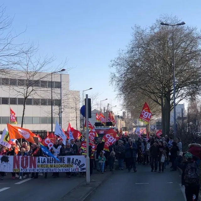 photo le cortège arrive place washington.  ©  photo le maine libre