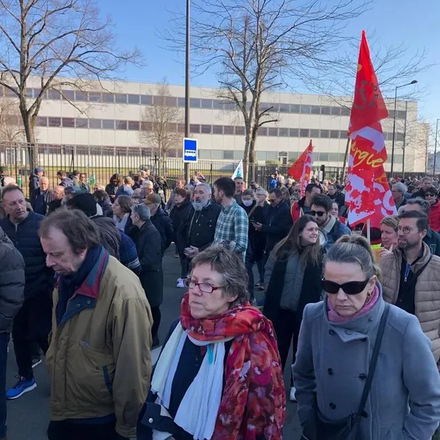 photo le cortège arrive place washington.  ©  photo le maine libre